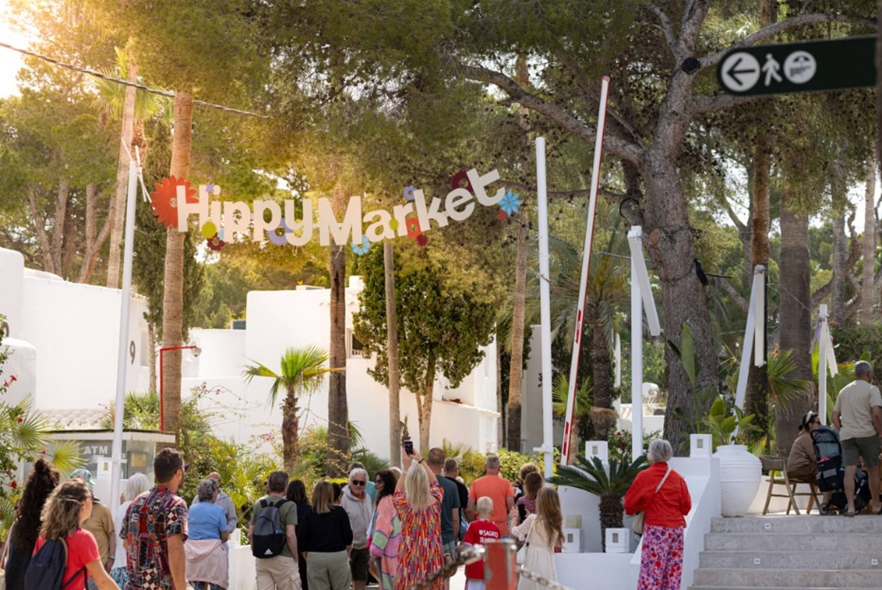 Hippy Market Punta Arabí encara la recta final de la temporada con artesanía, gastronomía y música en directo - imagen 2